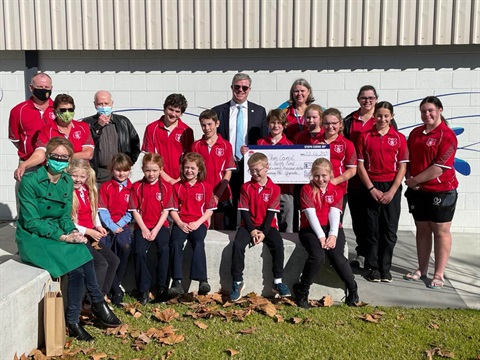 Steph-Cooke-MP-with-members-of-Temora-Swimming-Club-and-Mayor-Rick-Firman.jpg