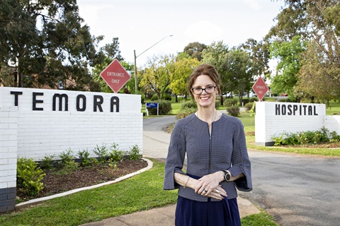 Steph-Cooke-MP-at-Temora-Hosptial.jpg